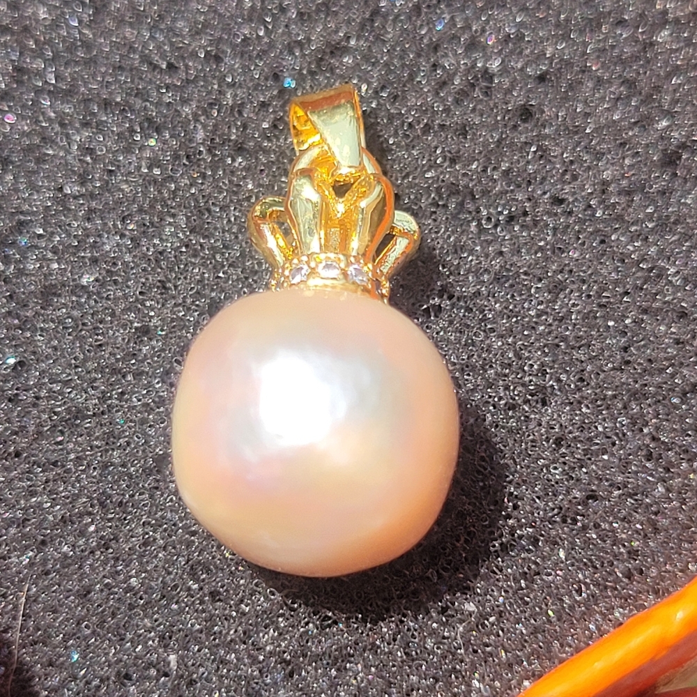 #Pp Queen crown pendant